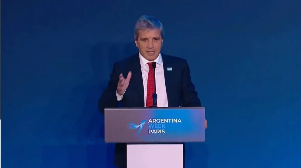 Caputo descartó devaluar ante IDEA: “sueldos miserables” y reforma tributaria después de 2031