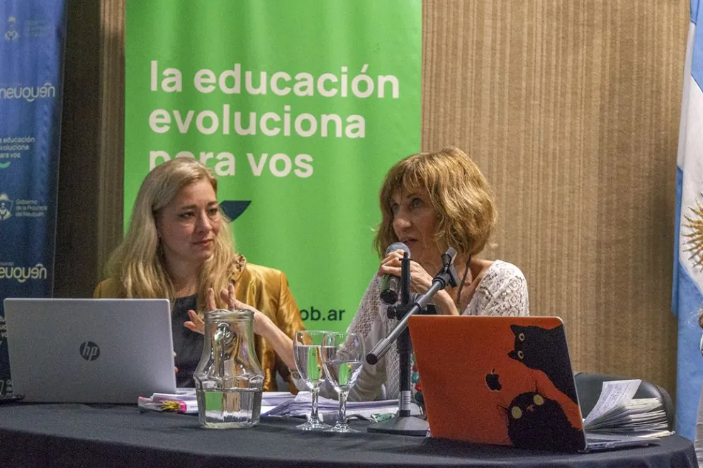 Conversatorio: Junto a especialistas, docentes reflexionaron sobre los desafíos de sostener la ESI
