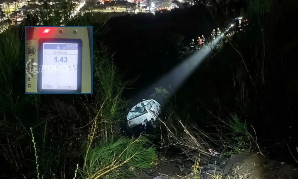Manejaba alcoholizado, perdió el control y cayó 10 metros por una ladera
