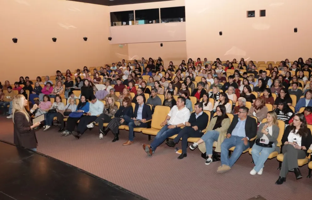 Con gran participación se realizó una conferencia sobre salud mental y emocional