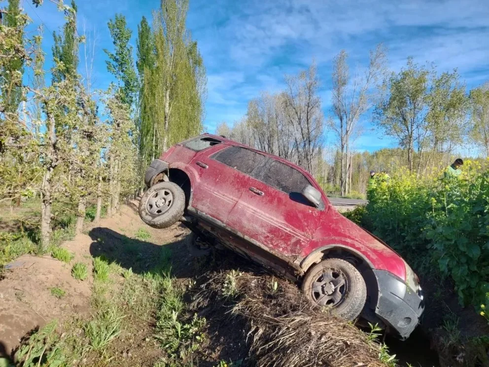 Ruta 65: perdió el control y cayó con su camioneta a un canal