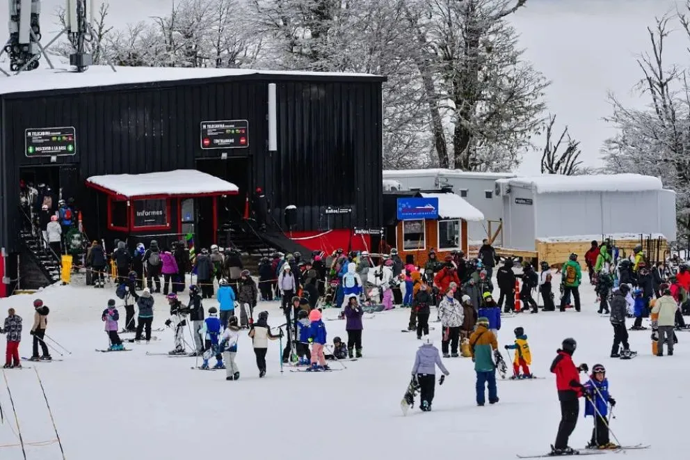 Cerca de 300 mil turistas disfrutaron de la nieve en Neuquén