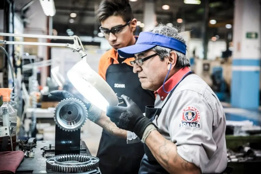 La industria repuntó 1,9% en agosto, pero volvió a caer en la comparación interanual