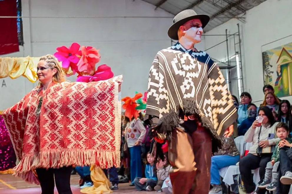 Tejedoras neuquinas llevaron a la pasarela su identidad ancestral en Junín de los Andes
