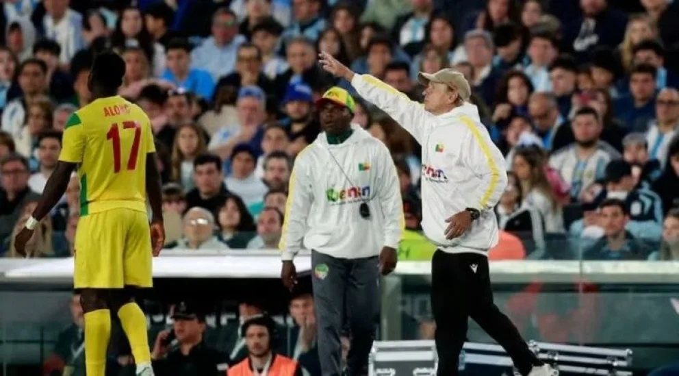 “Ni una foto, ni una camiseta”: la furia del DT de Benín tras el partido despedida de Messi