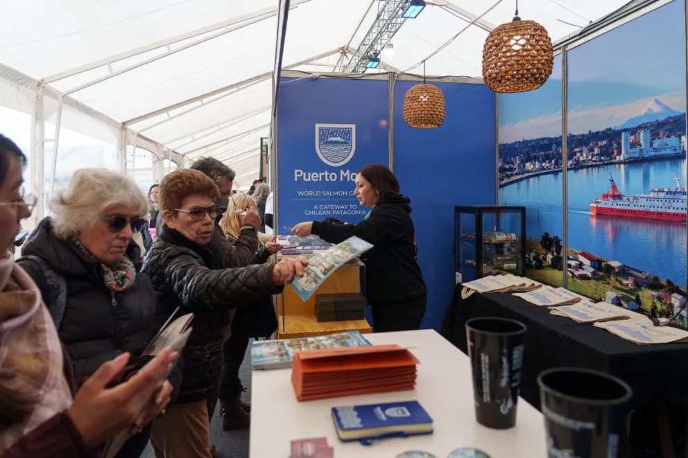 VIDEO| 60 kilos de salmón de exportación para degustar: el histórico desembarco de Puerto Montt en Bariloche a la Carta