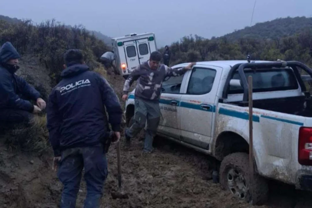 Las Cortaderas: murió un vecino y una retroexcavadora debió rescatar a los equipos de Salud