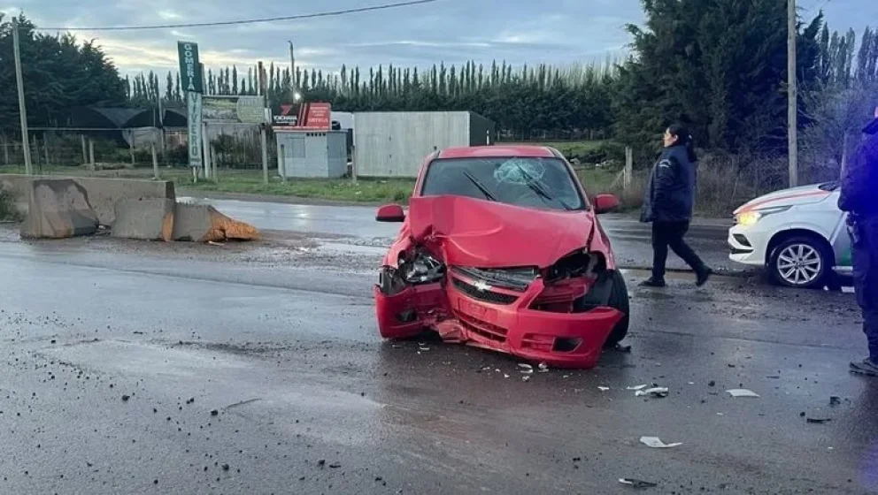 Ruta 22: no logró frenar y terminó chocando contra una barrera de cemento