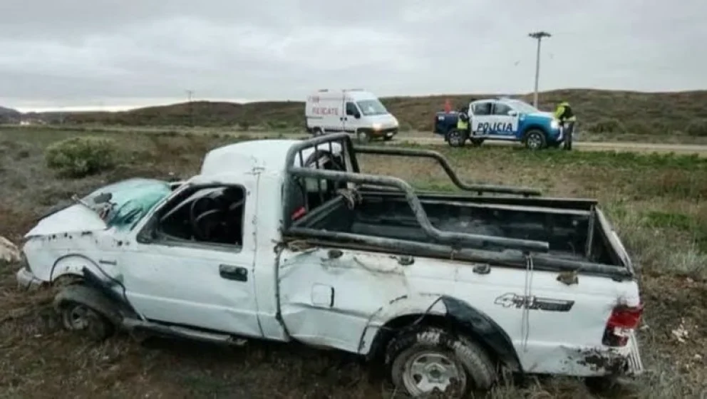 Impactante vuelco cerca de Piedra del Águila: dos personas fueron asistidas tras el accidente Impactante vuelco cerca de Piedra del Águila: dos personas fueron asistidas tras el accidente
