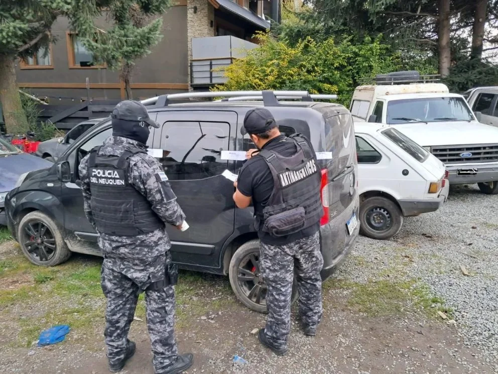 Investigan la venta de drogas en Villa La Angostura: secuestraron sustancias y vehículos