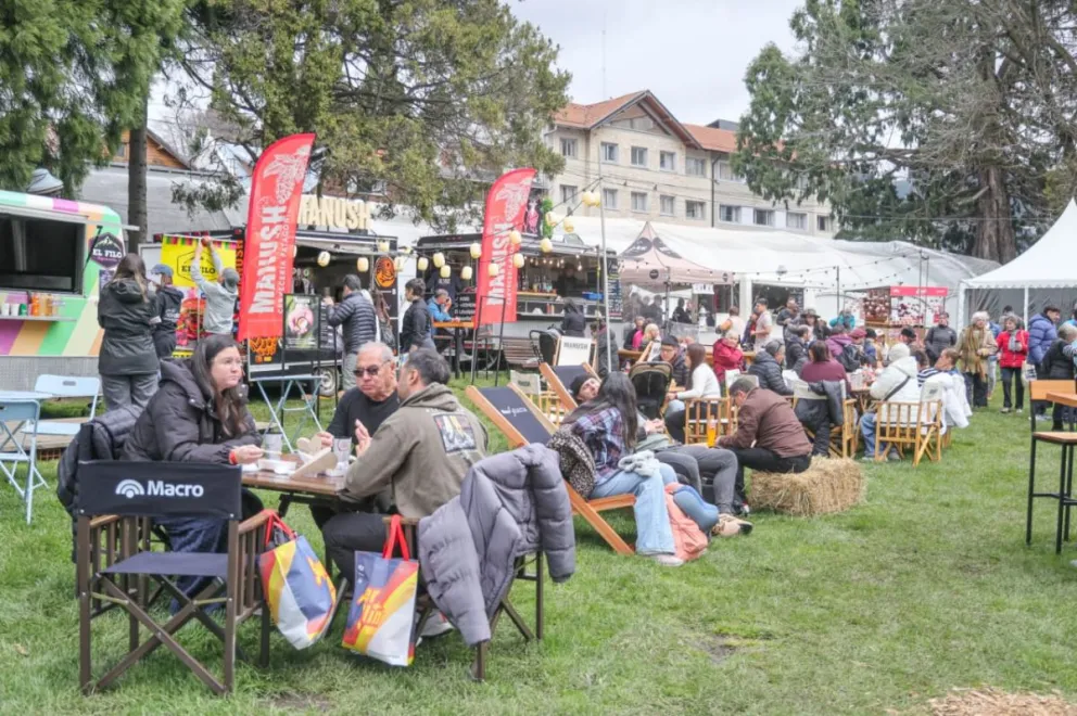 Bariloche a la Carta cierra hoy con cocina en vivo, coctelería y música en el Centro Cívico