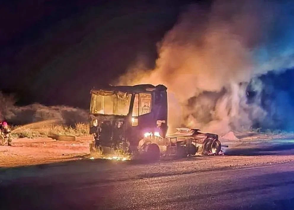 Impactante: se incendió un camión en la Ruta 22 y el chofer logró salir justo a tiempo