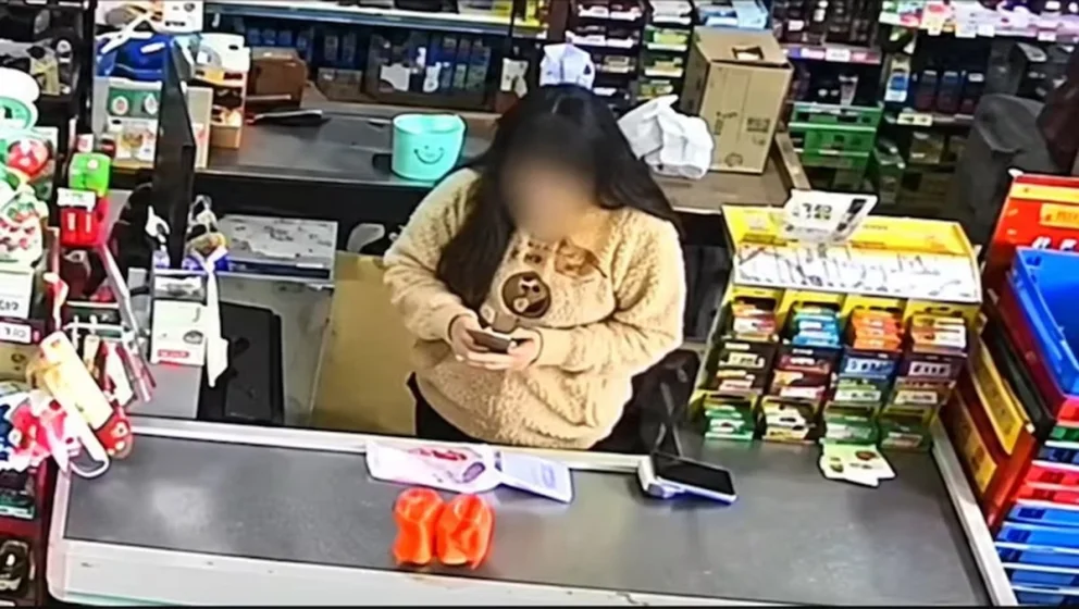 ¡Insólito! Una cajera cambió el QR del supermercado por uno propio: desviaba hasta 0.000 por día