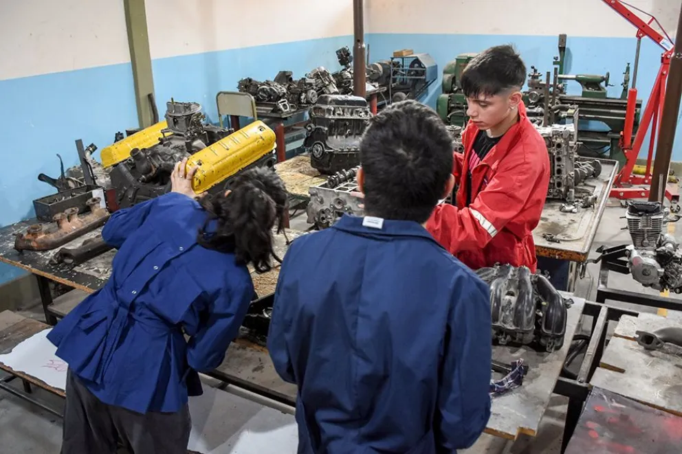 Neuquén acompaña a estudiantes de escuelas técnicas para que finalicen sus estudios Neuquén acompaña a estudiantes de escuelas técnicas para que finalicen sus estudios