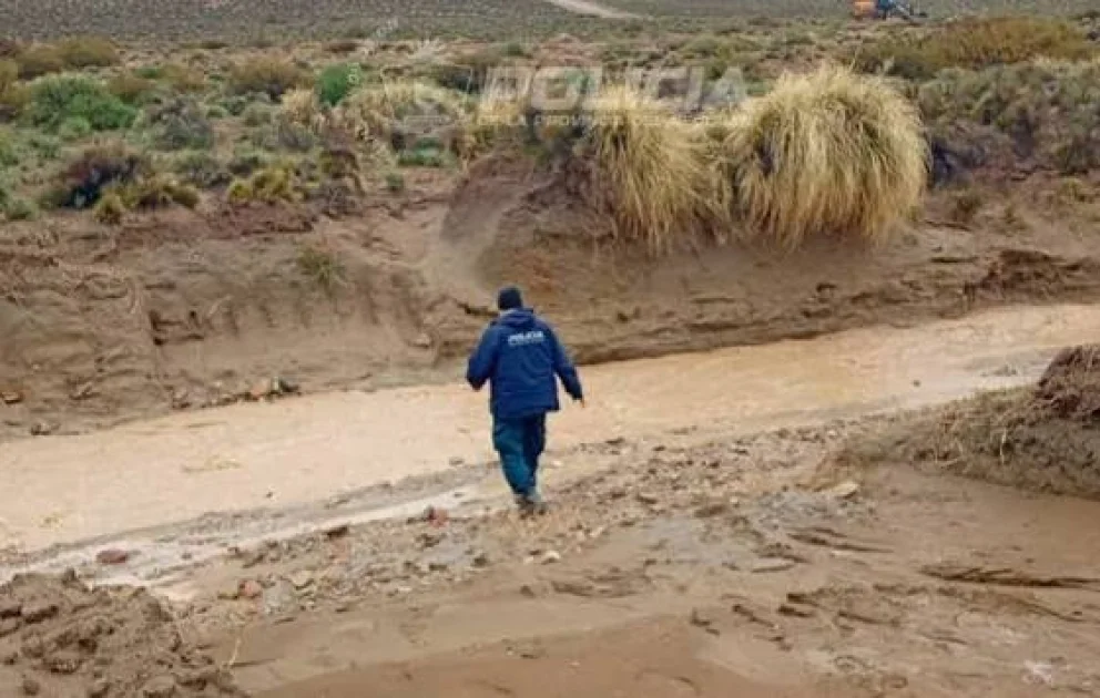 Luego de 7 horas bajo el temporal, lograron rescatar a una nena de 3 años aislada y con fiebre en un paraje rural