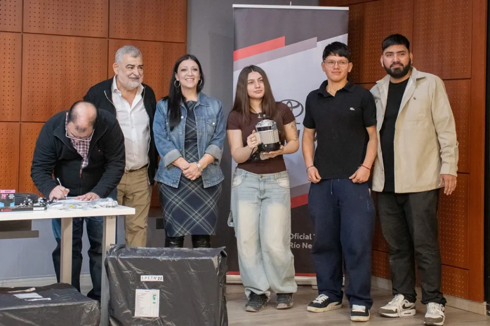 Entregaron los kits para el desarrollo de autos en las escuelas técnicas
