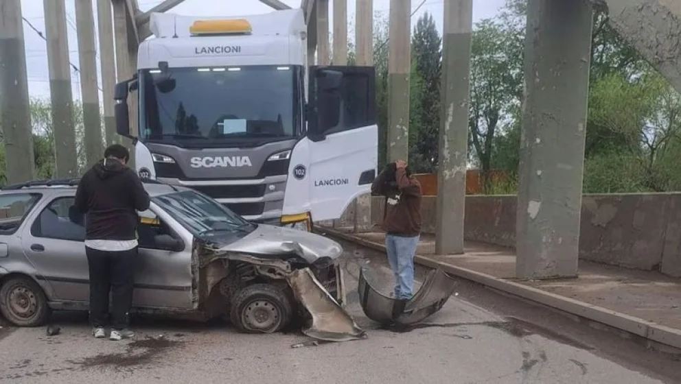 Un auto giró y chocó contra columnas de hormigón en los puentes entre Neuquén y Cipolletti
