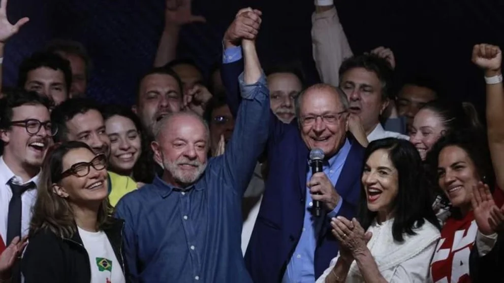 Lula da Silva ganó un histórico balotaje a Flávio Bolsonaro y asumirá un cuarto mandato