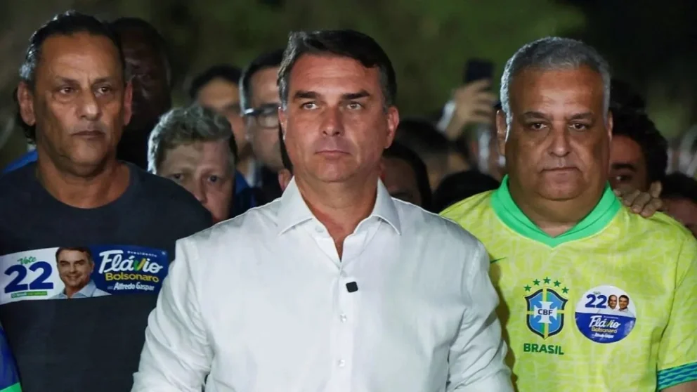 Tras la derrota, Flávio Bolsonaro no puede salir de Brasil: ¿qué pasó?