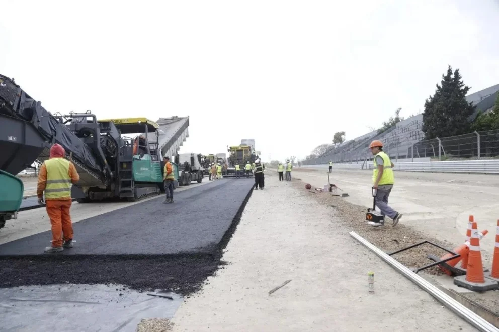 Pista de nivel mundial: comenzó el asfaltado en el Autódromo de Buenos Aires e ilusiona a la F1