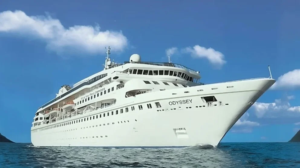 El crucero de lujo que prometía recorrer el mundo y terminó dejando a sus pasajeros varados por una insólita razón