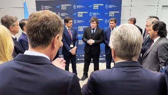 Milei regresó a la Argentina luego de encabezar, junto a gobernadores, el ‘Argentina Week’ en París