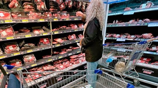 Salarios: qué puede comprar hoy un trabajador y cómo cambió el poder adquisitivo desde 2014