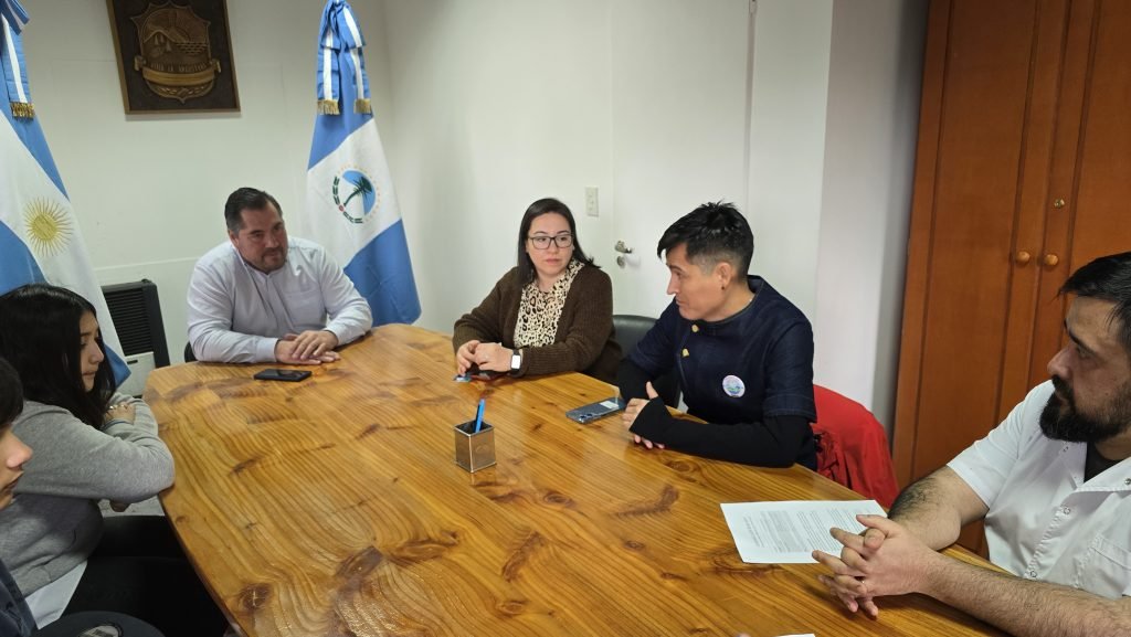 La Escuela 186 compartió sus proyectos de huerta escolar con el intendente Javier Murer