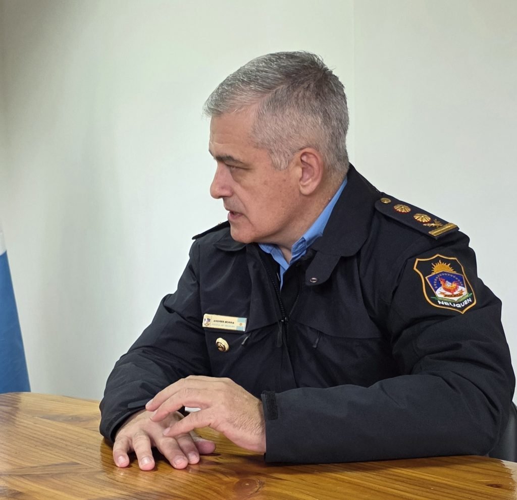 El Intendente Javier Murer y la Policía del Neuquén abordaron avances en infraestructura y el destacamento de Muelle de Piedra