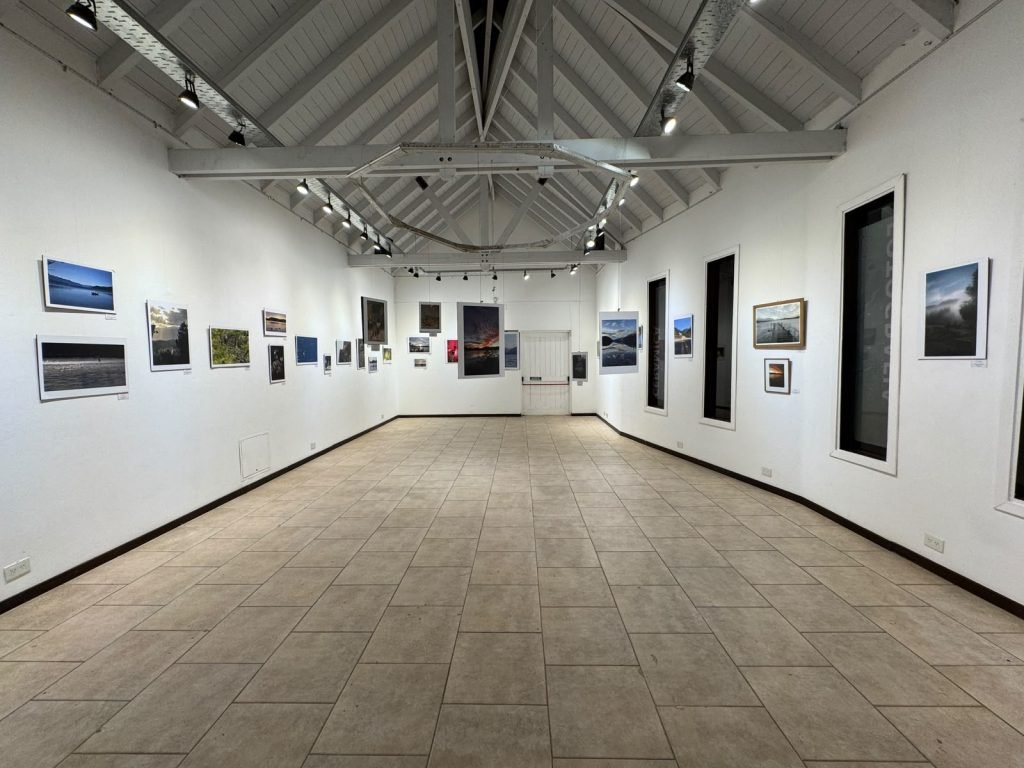 Éxito en la inauguración de “Una mirada sobre Villa La Angostura”: la fotografía vecinal colmó el MAC “Conrad Meier”