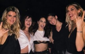 ¡A los besos! Emilia Attias posó junto a su novio Guillermo Freire en una apasionada foto y con una declaración inesperada: “A vos…”