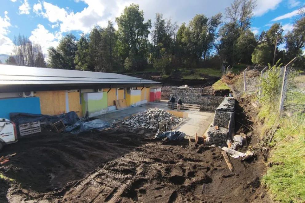 Avanza al 80 % la obra de readecuación exterior en la Escuela Infantil N°82 de nuestra Villa