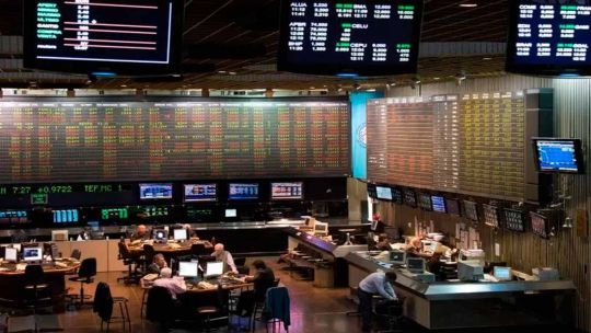 El riesgo país volvió a saltar y superó los 700 puntos en una jornada caliente para el dólar