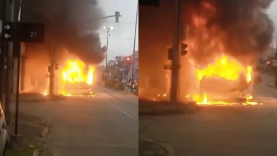 Berazategui: un colectivo de la línea 219 se incendió y quedó destruido por las llamas