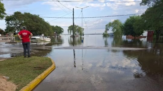 Crecidas de los ríos Uruguay y Paraná: más de mil personas debieron dejar sus casas en Corrientes