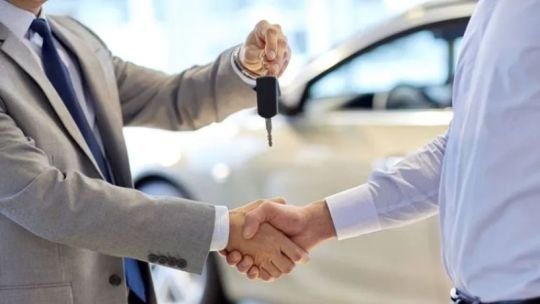 Comprar un 0 km todavía exige más de un año de sueldo y un Tesla podría costar hasta US$ 65.000 en Argentina