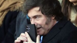 Milei volvió a atacar a periodistas: llamó “Mierdanecio” a Novaresio y “versión de mierda de Lucas Adams” a Pagni