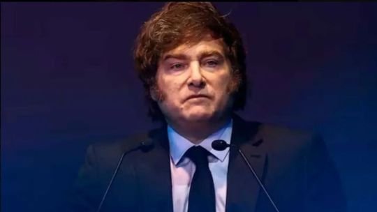 El Financial Times advirtió que las reformas económicas de Milei están “bajo presión” por la crisis