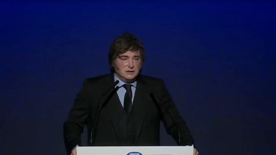 Milei viajó a España sin reuniones clave, criticó a Sánchez y demostró tener relaciones facciosas