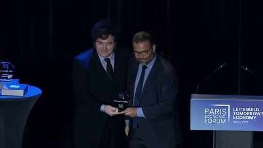 Javier Milei recibe el Premio “economista más influyente” del Foro Económico de París