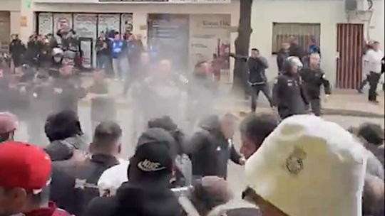 Hubo incidentes entre la hinchada de All Boys y la Policía antes del partido contra Godoy Cruz
