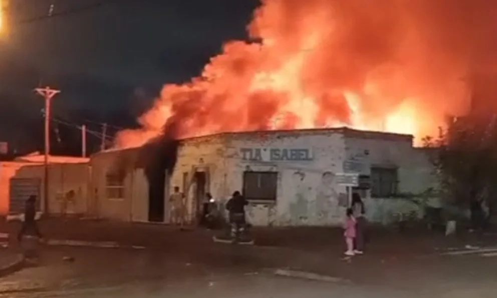 Tristeza: un voraz incendio destruyó el Comedor Tía Isabel de Centenario