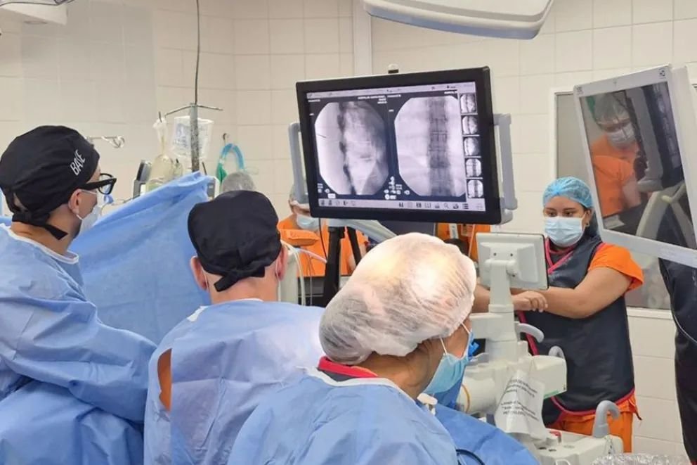 Realizaron por primera vez en la región una cirugía endoscópica de columna torácica en el sistema público