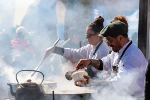 Sabores y arte en una gran mesa frente al lago