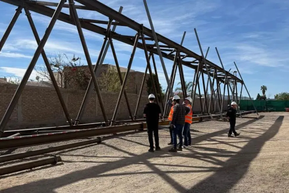 Cuyín Manzano: avanzan las obras para instalar una nueva pasarela después de más de 30 años
