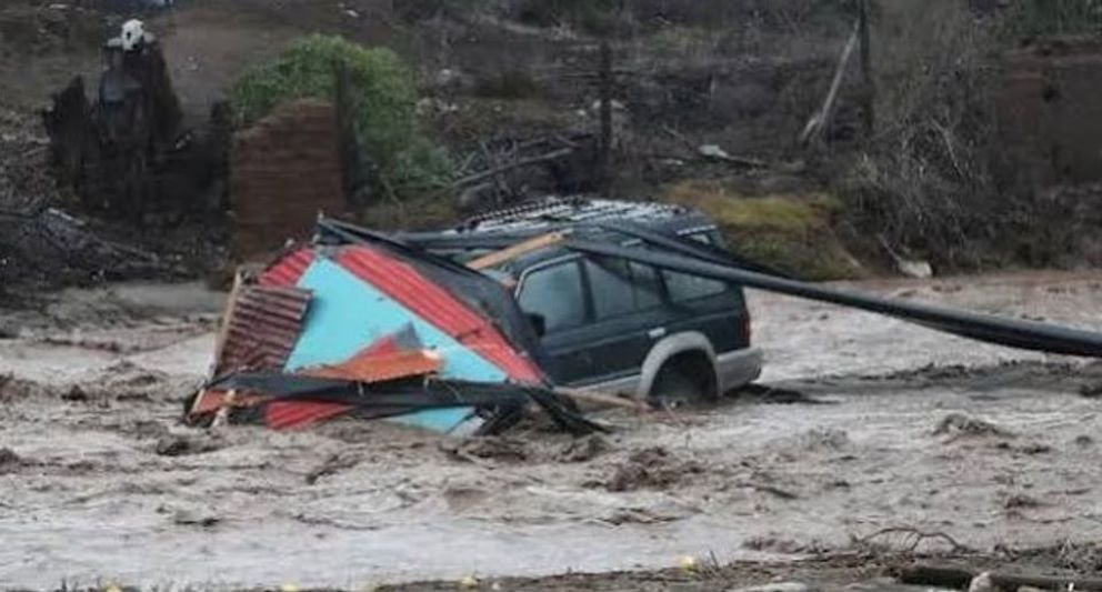 Impactante aluvión en Santiago de Chile y sus alrededores