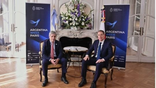 Argentina pone precio a la ciudadanía: US0.000 para un solicitante y US0.000 para una familia