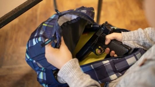 Otro caso de armas en colegios de Córdoba: una alumna de primer grado llevó una pistola en su mochila
