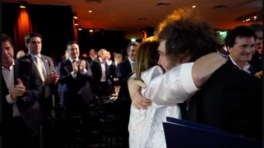 Patricia Bullrich se mostró abrazada a Javier Milei: “Noche de ideas y de libertad”