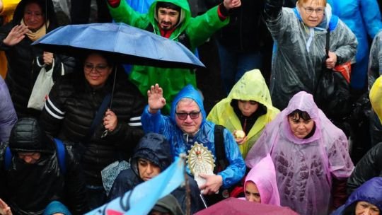 52° Peregrinación a Luján en fotos: miles de fieles se acercan a la Basílica bajo la lluvia